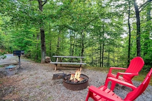 In our cabin, we understand the importance of a cozy bonfire at night. That's why we've created a unique outdoor space to gather with loved ones, roast marshmallows, and enjoy the starry sky.