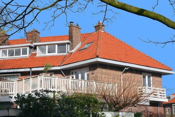 Außenseite Ferienhaus [Sommer]