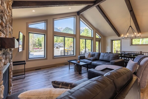 Newly Built l Incredible Mountain Views