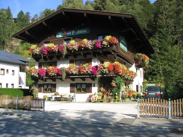 Außenseite Ferienhaus [Sommer]