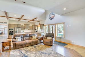 Living Room | 1st Floor | Smart TV | Wood-Burning Stove (Wood Provided)