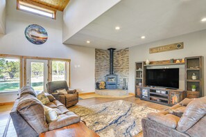 Living Room | 2-Story Home | Free WiFi | Board Games | Mountain Views