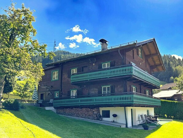 Stugans exteriör [sommar]
