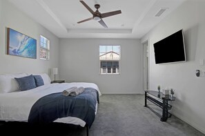 Cozy queen with Smart TV