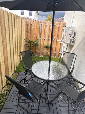 Lateral patio with BBQ and Charcoal Grill 