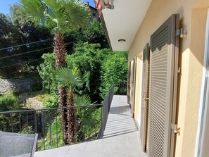 Plant, Building, Shade, Urban Design, Tree, Real Estate, Residential Area, Facade, Terrestrial Plant, Grass