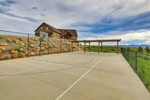 Private Basketball Court | Pickleball Court | Hot Tub | Fire Pit | Picnic Tables