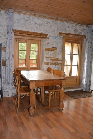 Gîte Tré le grenier - charmant gîte - Gîte le Haut - pour 2 personnes - coin repas