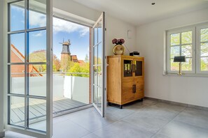 Zugang zum Balkon mit Mühlenblick