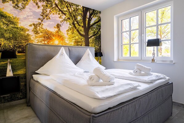 Schlafzimmer mit Boxspringbett