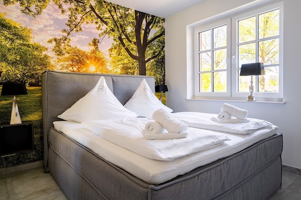 Schlafzimmer mit Boxspringbett