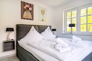 Schlafzimmer mit bequemem Boxspringbett