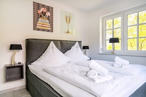 Schlafzimmer mit bequemem Boxspringbett