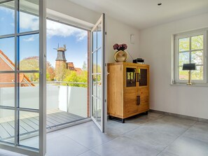 Zugang zum Balkon mit Mühlenblick