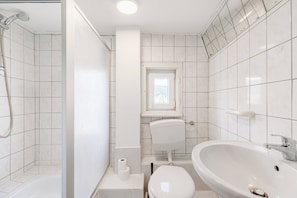 Badezimmer mit WC und Dusche