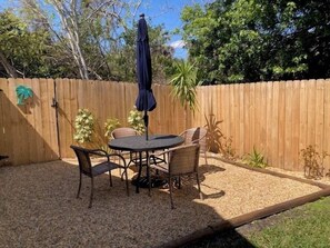 🌞 Relax and unwind in our new backyard sitting area! 🌿🪑🍃