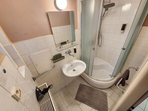 bathroom bird's eye view