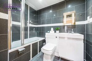 CLEAN AND RELAXING BATHROOM