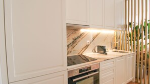 Our kitchenette is fully equipped with everything you might need during your stay, like an oven, stove, toaster, and more! #stunning