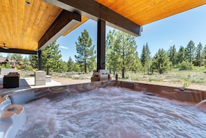 Alpine Greenside Estate Hot Tub