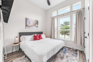 Bedroom 2 (King Bed)