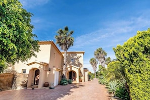 Villa Concha by Indigo Algarve - Driveway with parking for 10 cars