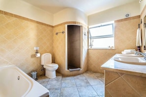 Villa Concha by Indigo Algarve - Ensuite bathroom with Portuguese shower and bathtub