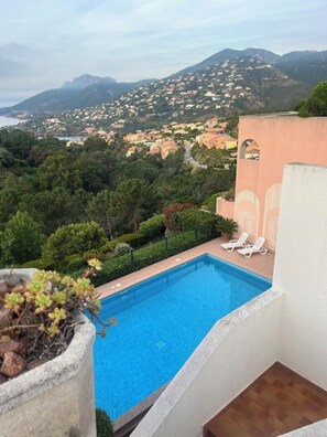 Swimming pool overlooking la baie de la figueritte.