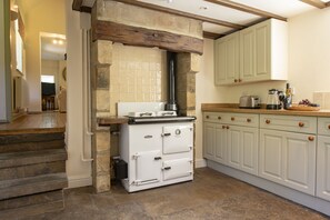 The Old Potting Shed, Egton, near Whitby: Well-equipped farmhouse style kitchen