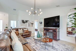 Living Room | Central Heating & A/C | Free WiFi | Smart TV | Fireplace