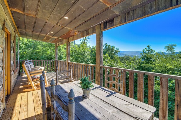 Gatlinburg Vacation Rental | 2BR | 2.5BA | 860 Sq Ft | Access Only By Stairs