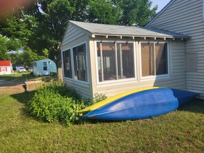 This 12x12 sunporch is unique. Two double kayaks and paddles are included.