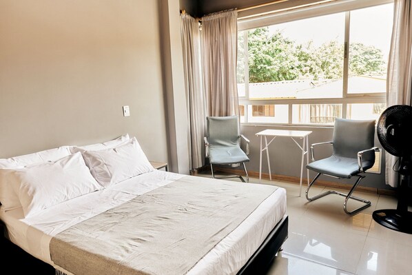Cama,Comedor,Foto de toda la habitación,Vista de la ciudad
