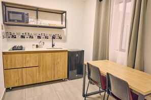 Bed,Kitchen or kitchenette,Dining area,View(from property / room)