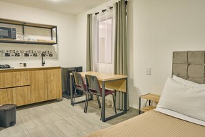 Bed,Kitchen or kitchenette,Dining area,View(from property / room)