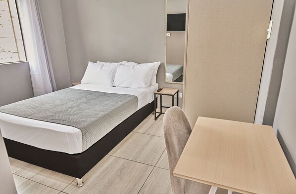 Bed,Dining area