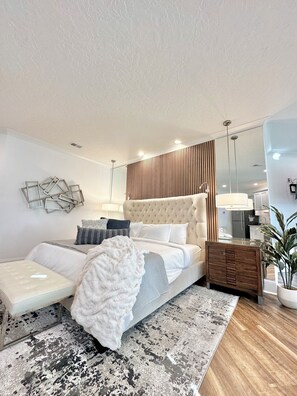 Luxurious King Bed with Hotel Linens and Pillows. 