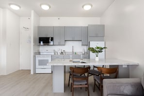 Full-equipped kitchen and dining area with 4 chairs