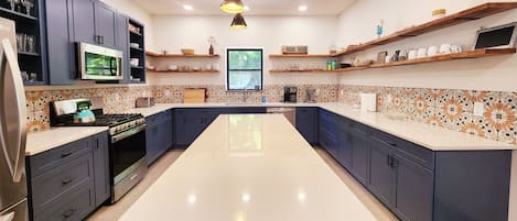 Kitchen w/full amenities