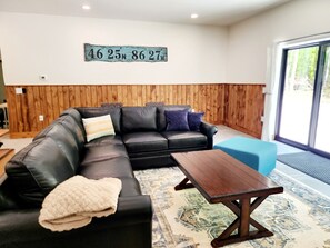 Living Room sectional w/queen sofa bed