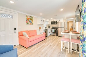 Living Room | Flat-Screen TV | Central Air Conditioning/Heat | Access to Patio
