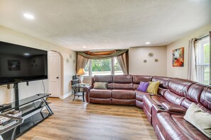 Living Room | 1st Floor | Smart TV | Free WiFi