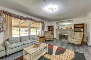 Living Room | Free WiFi | Smart TV | Wood-Burning Fireplace