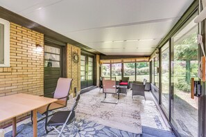 Screened Porch | Dining Area