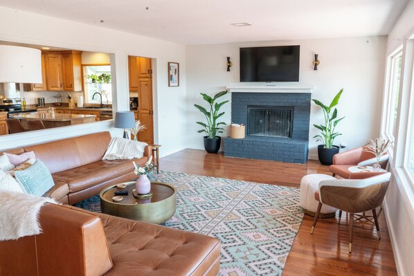 4k TV's, board games, and smooth indoor-outdoor living will delight. 