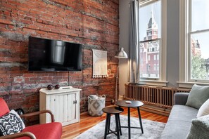 Indulge in Spacious Luxury: Our living room, designed for both comfort and elegance, awaits your arrival. Located in the heart of Stratford, close to the festival and downtown's vibrant scene, it’s where luxury meets convenience