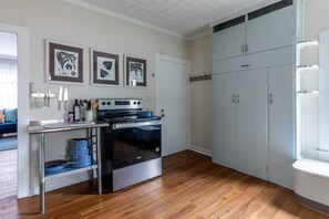 The kitchen in this apartment is well equipped for cooking any size meal, from a quick breakfast to a crafted gourmet dinner. You'll want for nothing if culinary pursuits are on your vacation wish list