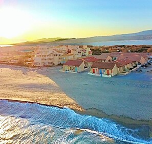 Unique en France, les petites maisons sur la plage. Vous serez en première ligne