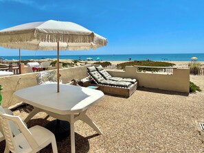 Grande tables extérieure avec transat double.