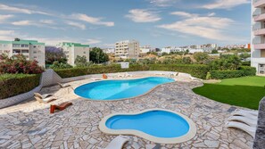 The outside swimming pool is perfect to enjoy the hot days in Algarve and have a good time
#swimmingpool #outsidepool #algarve #portugal